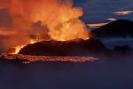Một ngọn núi lửa “sơ sinh” đang phun trào ra lốc xoáy – Khám phá