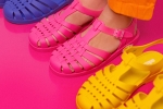 5 đôi giày sẽ ”giải cứu” các quý cô khỏi nỗi sợ những cơn mưa không hẹn mà gặp ngày hè – Làm đẹp