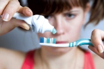 Có nên làm ướt bàn chải trước khi cho kem đánh răng không? Nhiều người làm sai nên răng không trắng – Làm đẹp