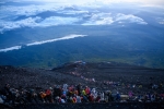Cảnh tượng khó tin ở núi Phú Sĩ – biểu tượng của nước Nhật: Hàng triệu du khách chen chúc, rác thải ngập ngụa – Khám phá