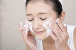 Những sai lầm hay mắc khi rửa mặt khiến da bạn xấu và khô – Làm đẹp