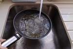 Vì sao không nên rửa chảo dầu mỡ bằng nước nóng? – Làm đẹp