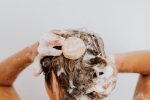 4 mẹo chăm sóc tóc xoăn hippe để giữ được nếp tóc mà không gây khô xơ – Làm đẹp