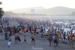 Nắng khốc liệt, hàng vạn người chen chân tắm biển Cửa Lò giải nhiệt – Du lịch
