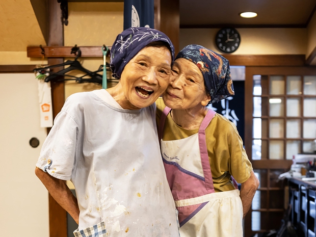 2 cụ bà sinh đôi ở Nhật: Cùng sống lạc quan kinh doanh tiệm ăn nổi tiếng gần 50 năm – Khám phá