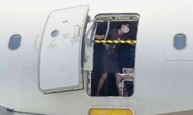 Vụ khách tự mở cửa thoát hiểm máy bay: Khoảnh khắc ghi lại phản ứng của nữ tiếp viên hàng không “gây bão” – Khám phá