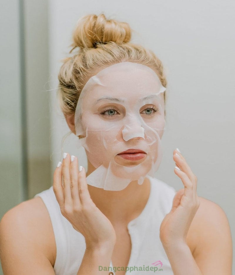4 sai lầm khi đắp mặt nạ đang âm thầm phá hủy làn da của bạn, bảo sao da ngày càng “già” đi – Làm đẹp