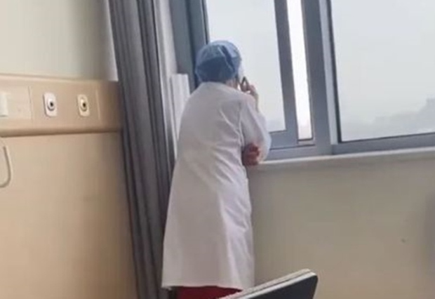 Bác sĩ đứng nói chuyện điện thoại suốt 20 phút mặc bệnh nhân chờ đợi – Khám phá