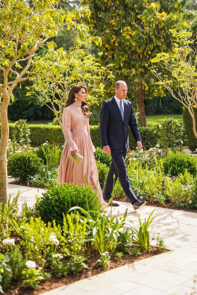 Cận cảnh đám cưới của Thái tử Jordan: Cặp đôi hoàng gia gây ấn tượng trong khung cảnh hôn lễ giản dị – Khám phá