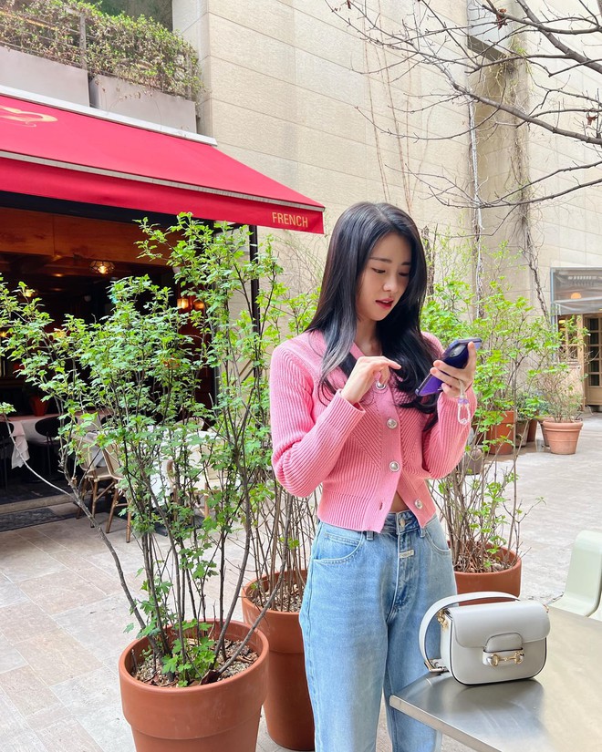 Cách bạn gái U35 của Lee Do Hyun ”hack tuổi”: Tích cực diện quần jeans và áo sáng màu – Làm đẹp