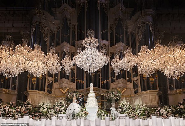Choáng với đám cưới tại tòa thị chính Australia: Trang hoàng với 15.000 bông hồng, chỉ riêng bánh cưới cũng tiêu tốn 290 triệu – Khám phá