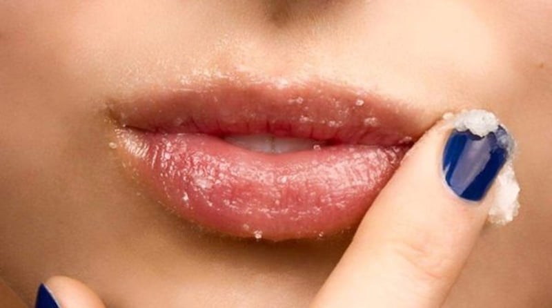 4 tips cơ bản giúp bạn sở hữu đôi môi căng mọng, đánh son nào cũng lên màu tươi xinh – Làm đẹp