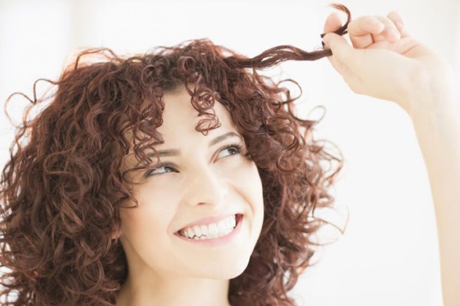 5 mẹo giữ nếp bồng bềnh cho tóc xoăn nàng nên biết – Làm đẹp
