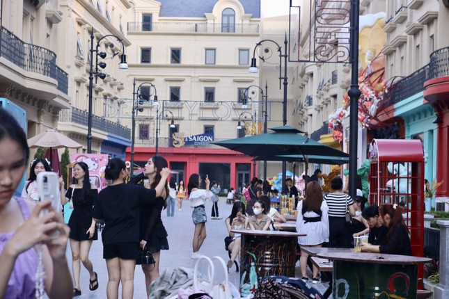 Phố đi bộ đậm chất châu Âu ở Hà Nội thu hút giới trẻ đến check-in – Du lịch