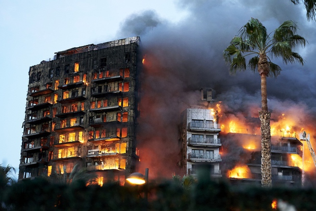Hình ảnh khu chung cư 14 tầng sau vụ cháy kinh hoàng: Toàn bộ trơ trụi, phủ một màu đen tro tàn – Khám phá
