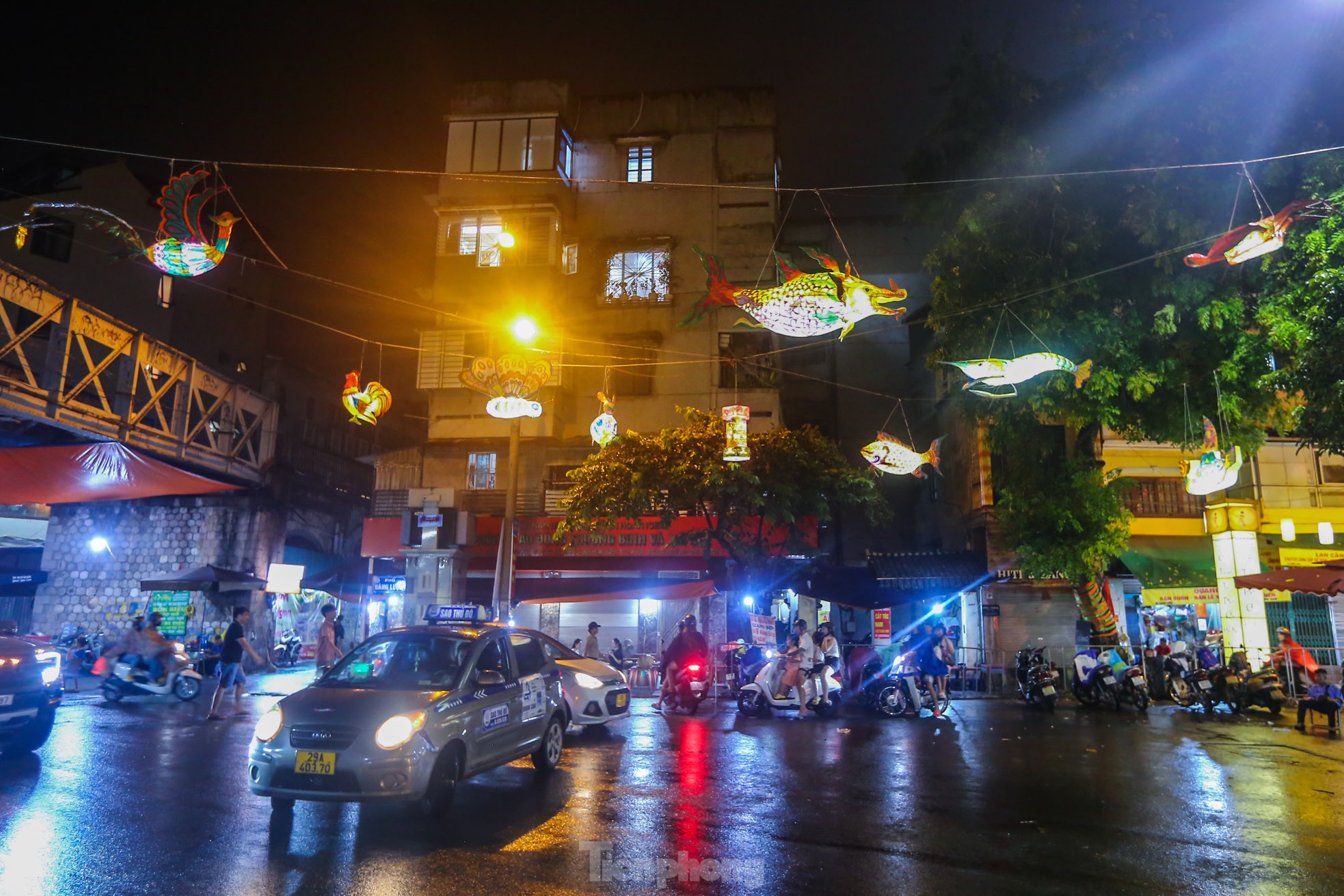 Độc lạ đèn trung thu truyền thống ‘lơ lửng’ trên những con phố cổ Hà Nội – Du lịch