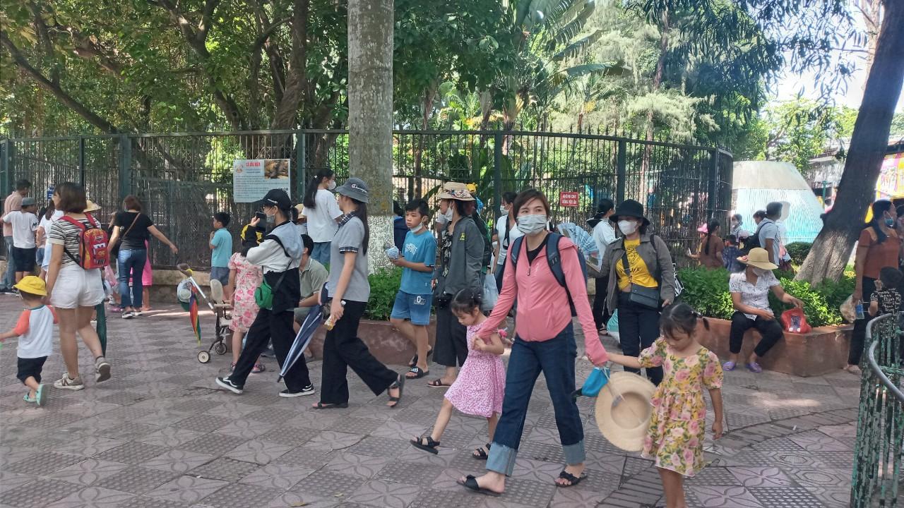 Vườn thú Hà Nội thu hút nhiều du khách tham quan dịp nghỉ hè – Du lịch