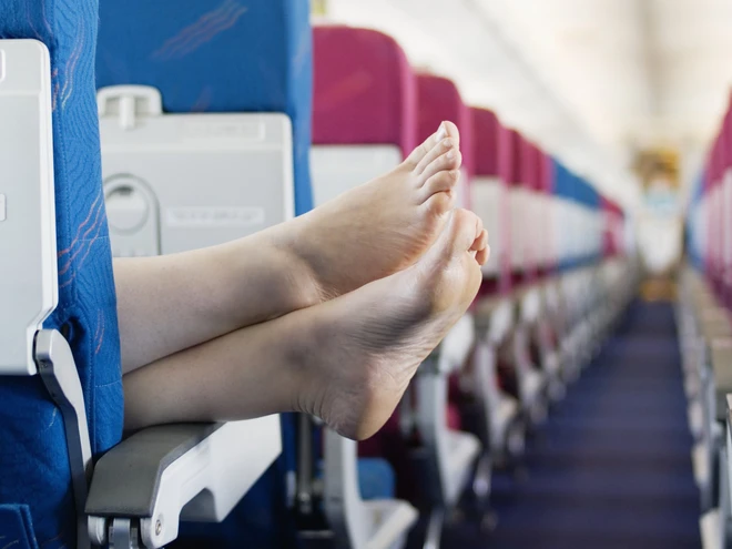 Tiếp viên tiết lộ 1 điều ít ai biết trên máy bay, nghe xong không bao giờ muốn cởi giày khi bay – Du lịch