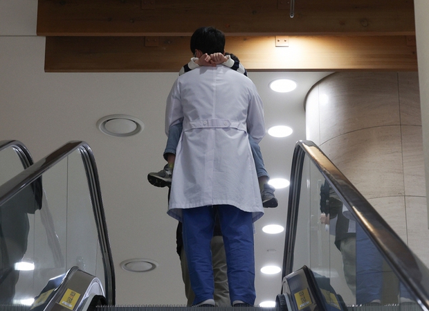 Bác sĩ tư nhân giảm giờ làm, đóng cửa phòng khám cuối tuần để biểu tình, ngành y Hàn Quốc tiếp tục bị khủng hoảng – Khám phá