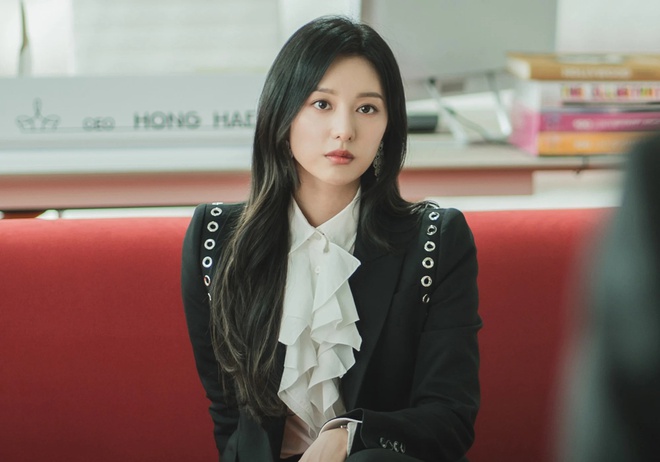 Soi tủ đồ của “nữ hoàng nước mắt” Kim Ji Won: Trên phim sang chảnh chứ ngoài đời giản dị hết sức – Làm đẹp