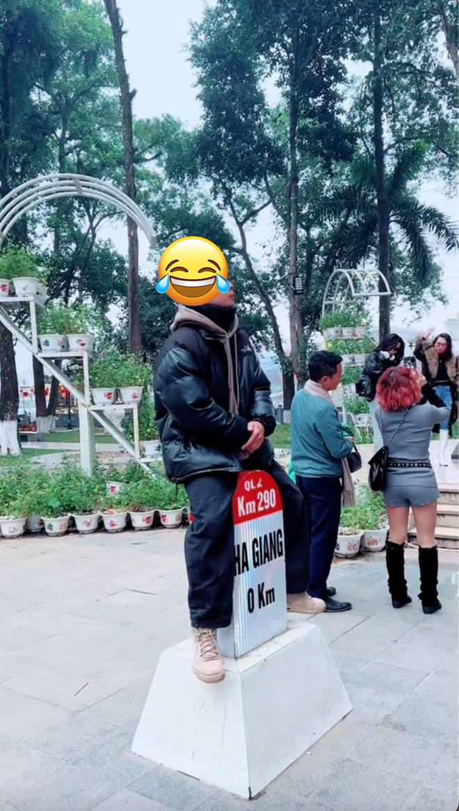 Tranh cãi chuyện du khách ngồi lên cột mốc tại Hà Giang để chụp ảnh: Không phải hành động cấm nhưng vẫn không nên? – Du lịch