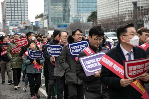 Tình cảnh sau 25 ngày khủng hoảng y tế tại Hàn Quốc: Nhiều bệnh nhân chấp nhận “án tử”, người thân bất lực trước hiện thực đau lòng – Khám phá